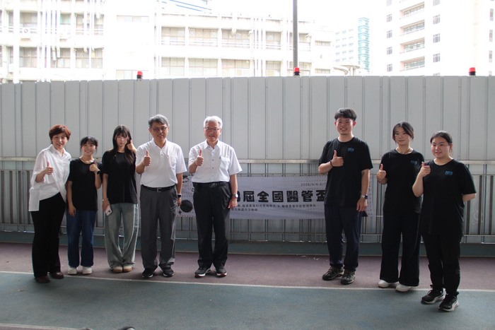 中山醫學大學師長親臨現場(左一健產系主任張曉平、左三健管院院長張士昱、左四校長黃建寧)，勉勵學生在競賽中發揮所長，並向參賽同學及工作團隊表達肯定與祝福。圖片
