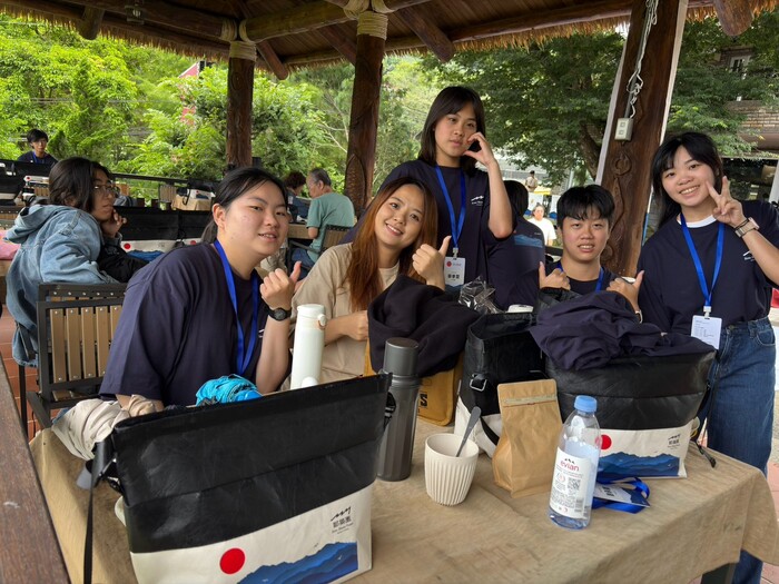 中山醫大學生於「產地之巔」杯測挑戰賽活動現場交流互動，將課堂所學結合實務體驗，展現跨域學習成果。圖片