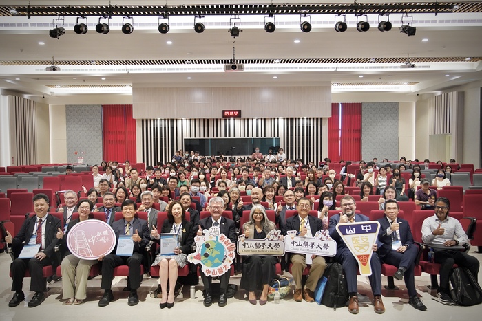 CSMU hosted the international conference, aiming to integrate climate issues into the core of its medical education curriculum.圖片