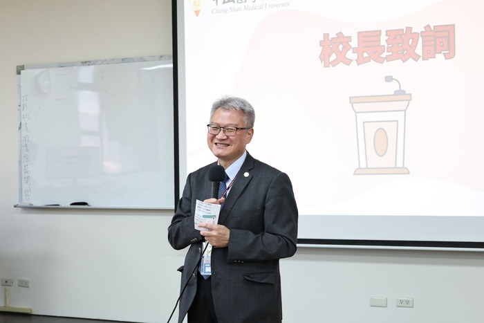 黃建寧校長於開幕式致詞，期勉師生持續深化創新教學與跨域實踐。圖片