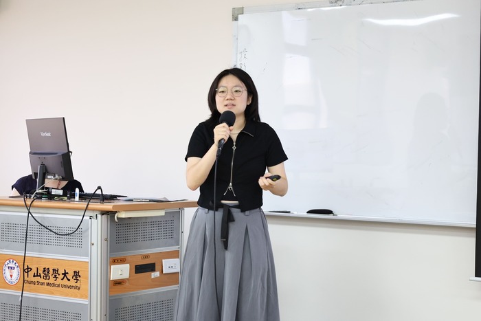 語聽系張蕎瑜以比賽經驗分享專業應用與學習成果。圖片