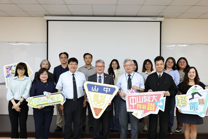 中山醫大校長黃建寧、副校長林俊哲(前排左四、左五)與校內師長，和興大附中校長蔡孟峰(前排左三)、暨大教發中心主任宋方珺(前排左二)、中臺科大、建國科大等夥伴學校代表合影。圖片