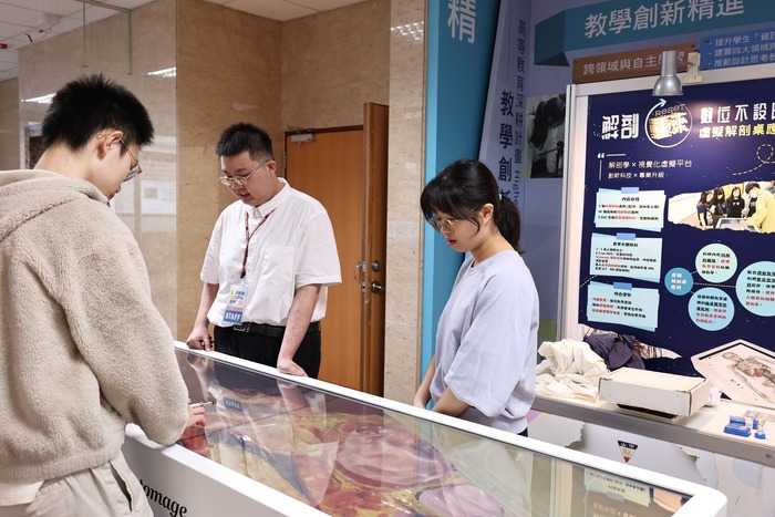 參觀者體驗「解剖重來」虛擬實境平台，探索醫學教育創新。圖片