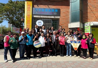 封面-中山醫大師生進駐台中市南區西川里，打造半坪厝樂活基地，期建構健康社區典範。