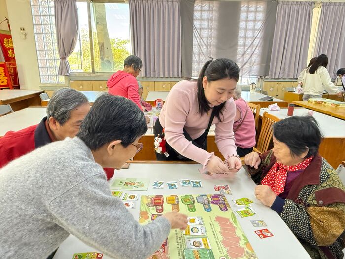 中山醫大學生團隊帶領社區長輩，透過桌遊認識營養搭配的要點。圖片
