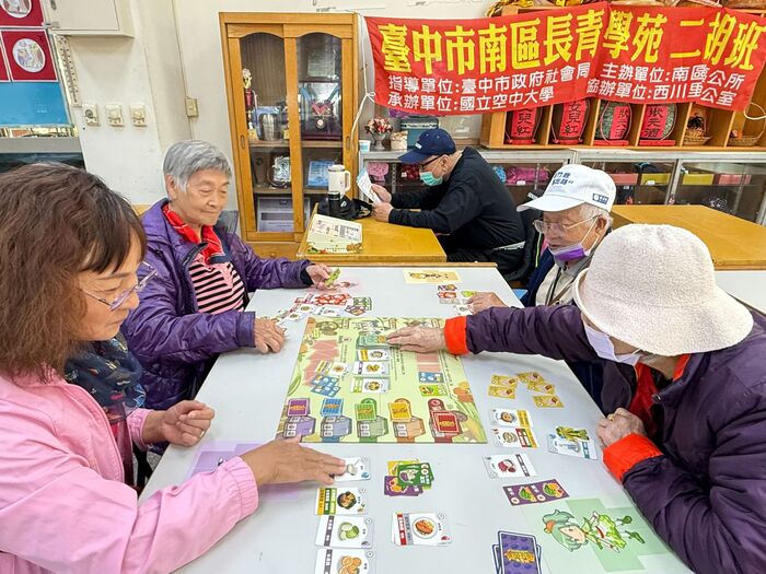 中山醫大導入桌遊方式，教導社區長輩認識三餐營養要素。圖片