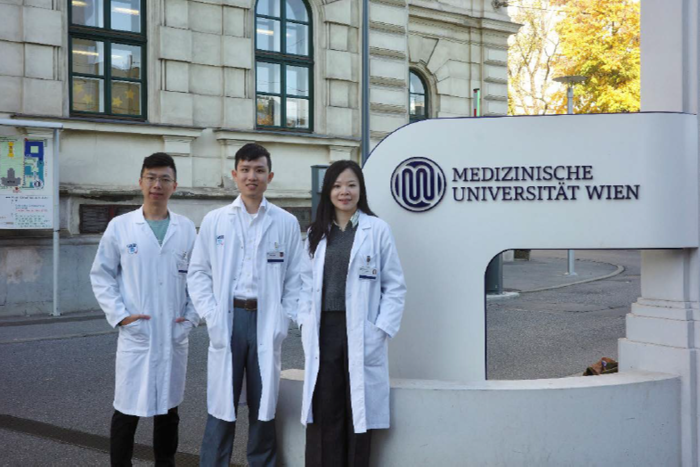Chung Ning-Chen (far right), a medical student at CSMU, shared her internship experience at Medical University of Vienna, including participation in the lung transplantation procedure.圖片