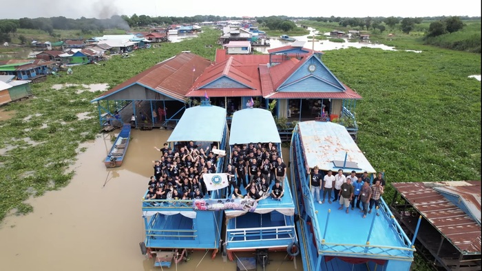 The CSMU outreach team visits the floating church on Tonlé Sap Lake to promote oral health awareness and preventive dental care.圖片