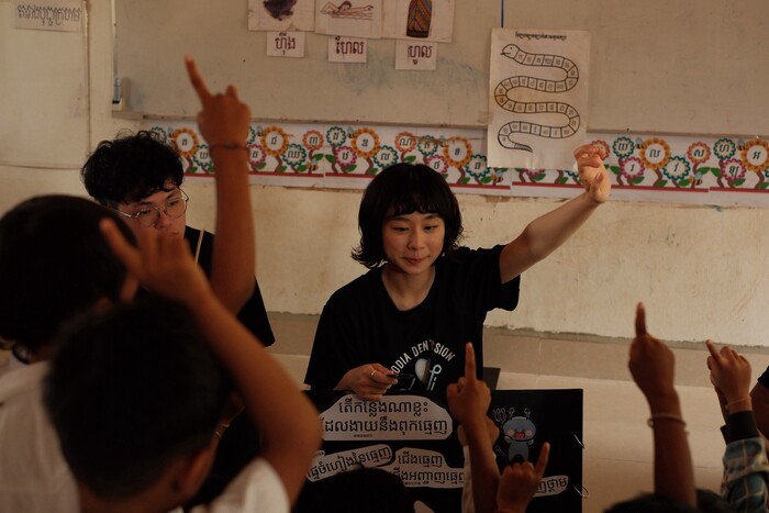 Students created handmade oral health education books translated into Khmer, using illustrations to teach children proper toothbrushing techniques.圖片