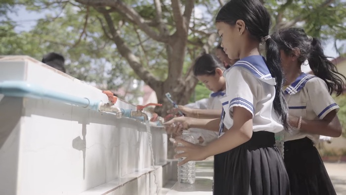 A toothbrushing competition helps strengthen oral hygiene awareness among Cambodian schoolchildren.圖片