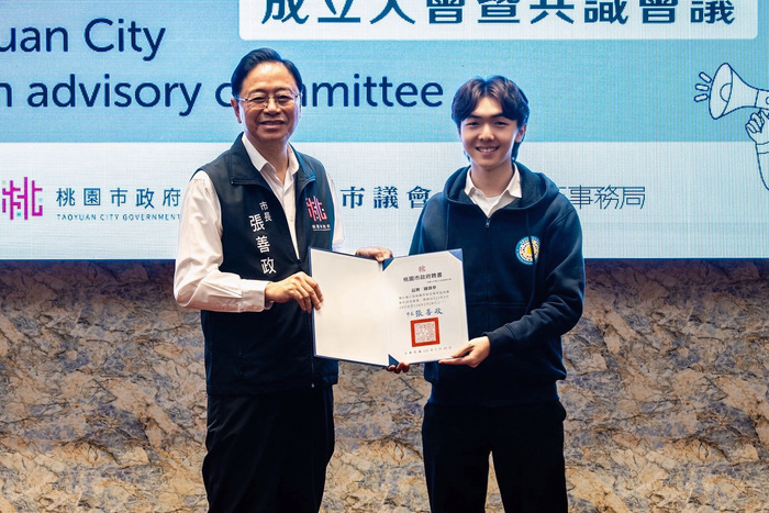桃園市長張善政(左)頒發桃園市政府第7屆青年諮詢委員聘書予中山醫大醫管系學生鍾靖亭。圖片