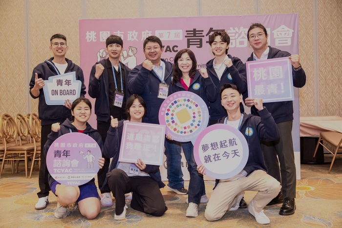 中山醫大醫管系學生鍾靖亭(後排右二)結合醫管專業投入青年公共事務，與各領域青年交流城市發展及公共議題。圖片