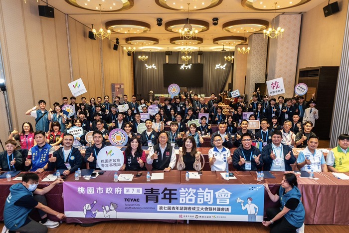 桃園市政府第7屆青年諮詢委員成立大會，市長張善政與青年諮詢委員合影。圖片
