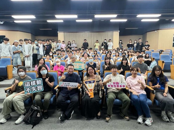 中山醫大與天主教失智老人基金會攜手推動全民健腦教育，活動吸引逾百位師生及社區民眾熱情參與。圖片