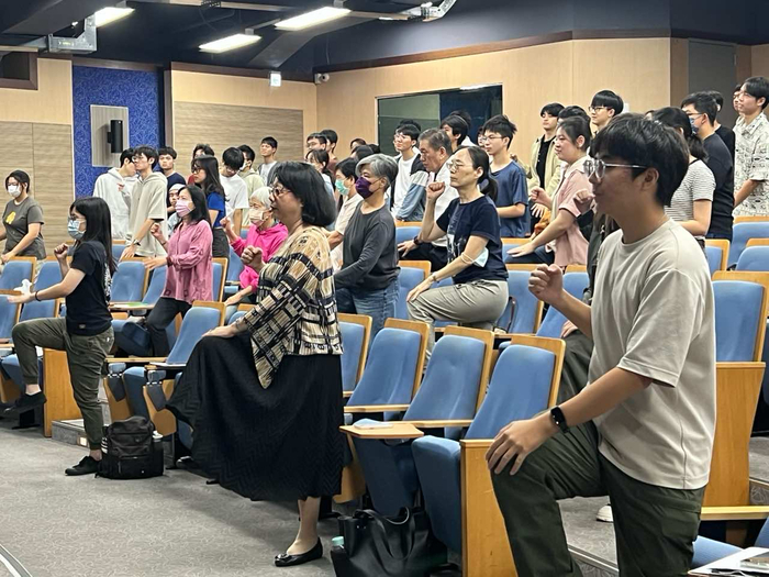 中山醫大的學生與社區民眾一同起身體驗「大腦保健體操」，以「動腦又動身」的方式實踐失智預防觀念。圖片