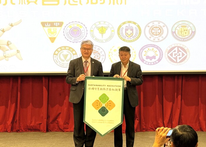 中山醫大校長黃建寧(左)將競賽主辦權交棒給中國醫大永續長李正淳，讓跨校合作持續深化。圖片