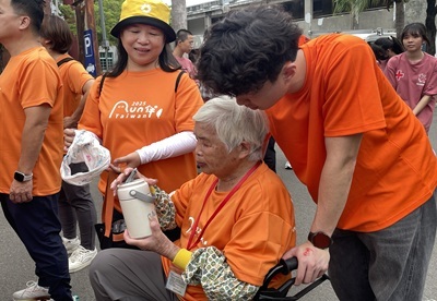 學生參與「RUN伴TAIWAN」健走活動，走進社區陪伴失智者，實踐跨域專業與人文關懷。