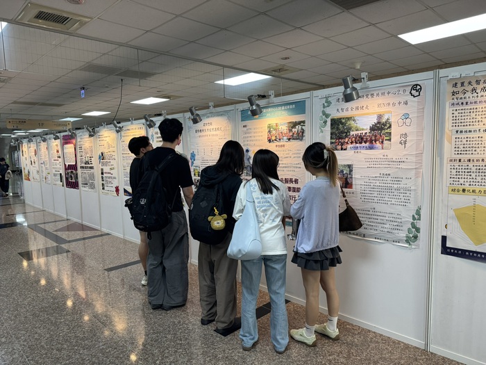 學生跨域交流失智照護經驗，了解失智照護社區行動成果。圖片