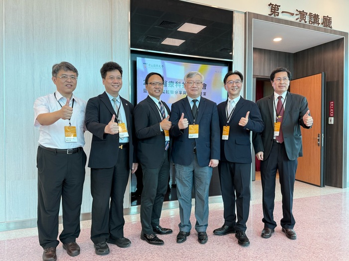 中山醫大辦交流會，攜手產學助學生探索職涯。(左起健管院長張士昱、醫學院長葉兆斌、輝瑞營運長劉鎧維、副校長林俊哲、森田藥粧副總邵子豪、醫科院長余豐益)圖片