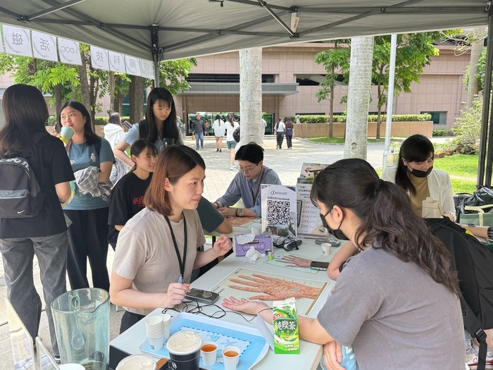 學生體驗最新的針灸醫療科技，並了解產品原理。圖片