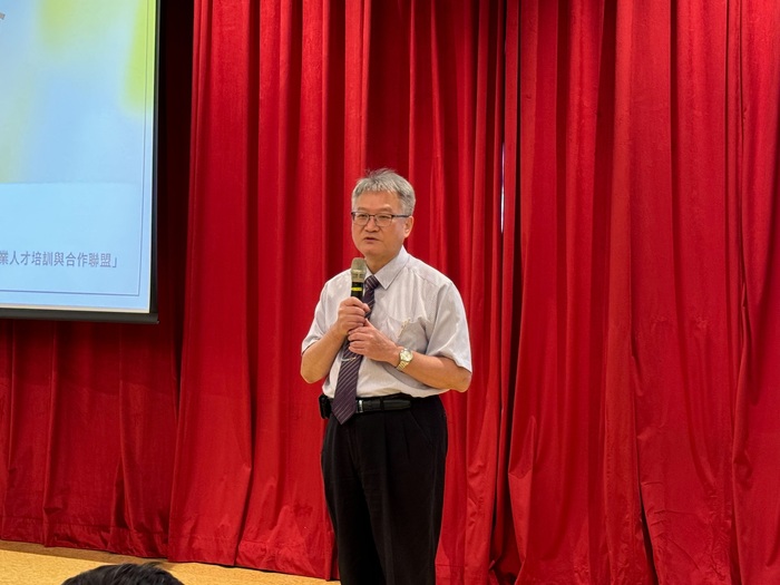 中山醫大校長黃建寧勉勵學生接軌實務，掌握未來競爭力。圖片