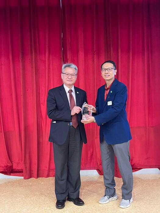 黃建寧校長頒獎給吳昇光教授圖片