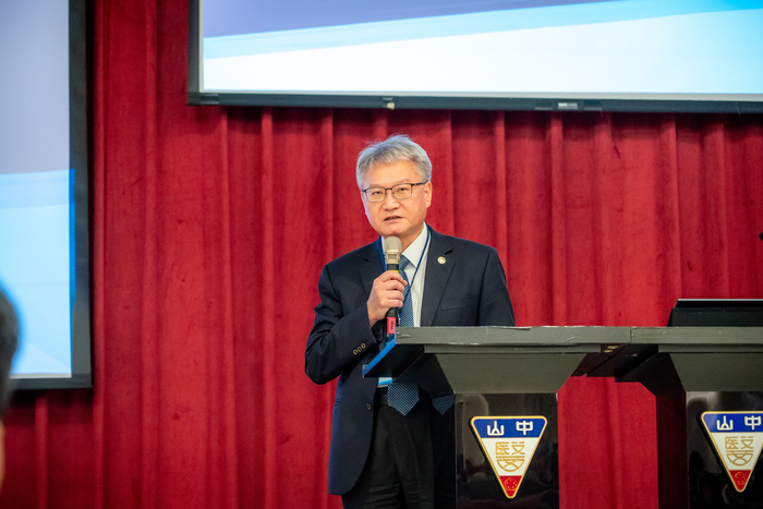 中山醫大黃建寧校長強調,學生應理解氣候變遷對健康的影響,才能兼具公衛視野。圖片