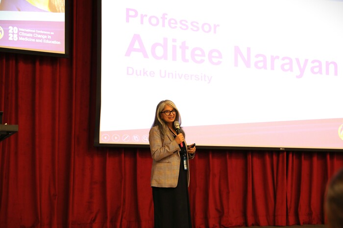 杜克大學 Aditee Narayan 教授分享杜克大學的實務經驗,說明如何以實證策略將相關課程融入醫學教育。圖片