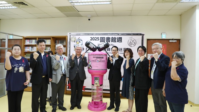 疾管署長羅一鈞(右五)和財團法人中山醫學大學董事長周英香(右三)、校長黃建寧(左四)等人共同呼籲打造零歧視友善醫療環境。圖片