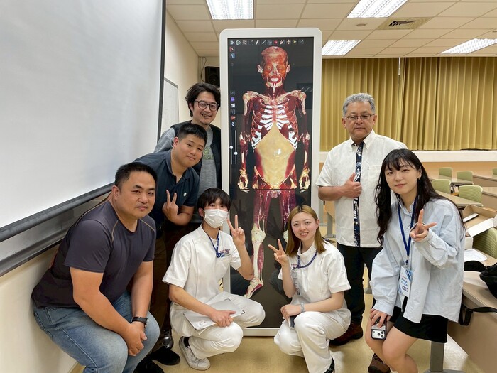 日本新潟醫療福祉大學觀摩本校數位解剖桌圖片