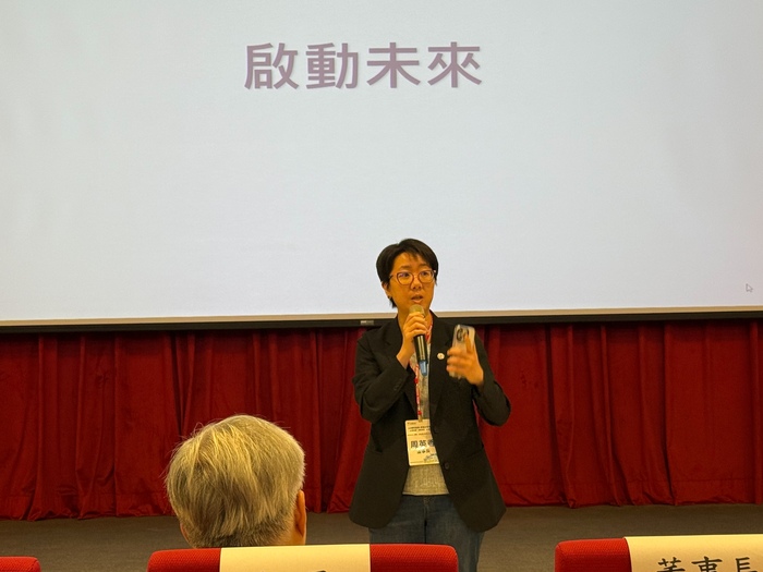 董事長周英香分享AI帶來的教育變革，強調大學人才培育不只要傳授知識，更應培養學生判斷及決策能力。圖片