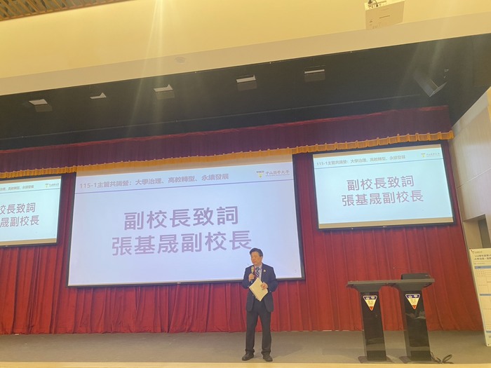 副校長張基晟分享主管問題解決與團隊管理思維，提及善用AI工具提升工作效率及重視人才培育等面向。圖片