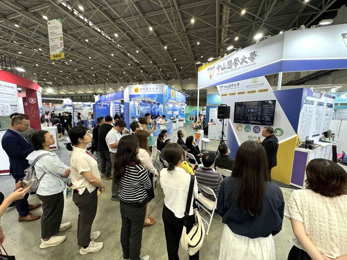 Visitors attend CSMU's industry seminar to learn about innovative biomedical technologies and their clinical applications.圖片