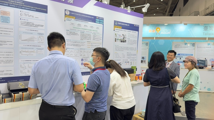 CSMU research teams engage with industry representatives during the exhibition, expanding opportunities for technology transfer, collaboration, and innovation.圖片