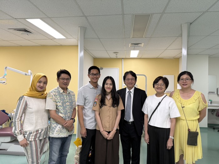 Ratu (fourth from left), a 15-year-old Indonesian girl, previously traveled to Taiwan for multiple dental surgeries. The medical team conducted follow-up care during this visit.圖片