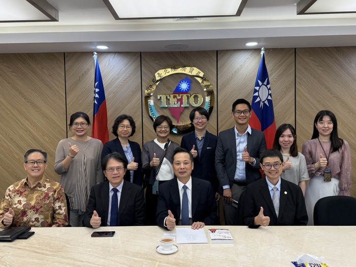 The delegation visited Taiwan’s Representative Office in Indonesia, meeting with Ambassador Chen-Jung Hung (front row, second from right) and officials to discuss cooperation.圖片