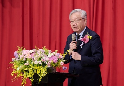 第十六屆校長林俊哲為中山醫大醫學系校友，深耕臨床、教育與校務四十餘年，帶領學校邁向新里程。