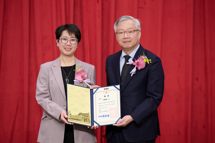董事長周英香(左)頒發校長聘書予林俊哲(右)，象徵正式肩負帶領中山醫大發展的重要使命。圖片