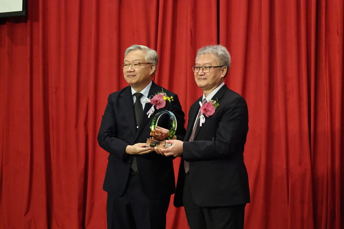 第十五屆校長黃建寧(右)與第十六屆校長林俊哲(左)合影留念，展現中山醫學大學穩健傳承與永續發展的精神。圖片