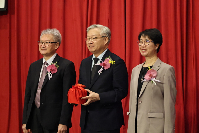 在董事長周英香(右)監交下，卸任校長黃建寧(左)將印信交予林俊哲(中)，完成校務交接。圖片
