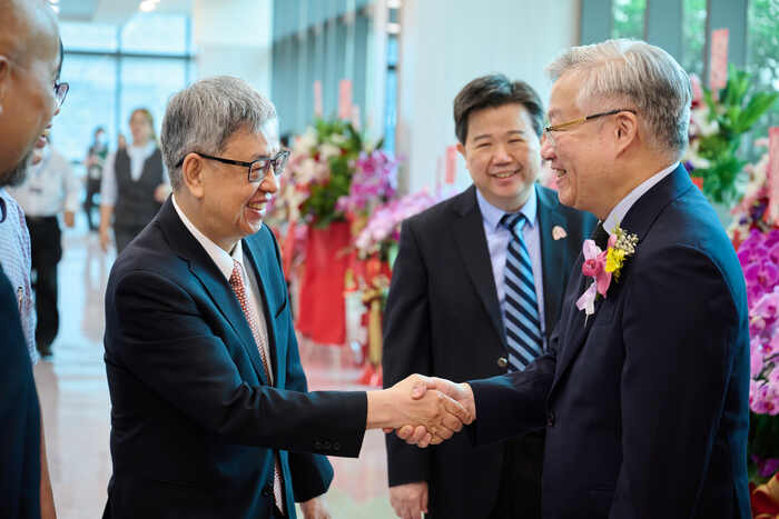 校長林俊哲(右)與陳建仁院長(左)握手合影，展現攜手推動生醫研究與人才培育的合作願景。圖片
