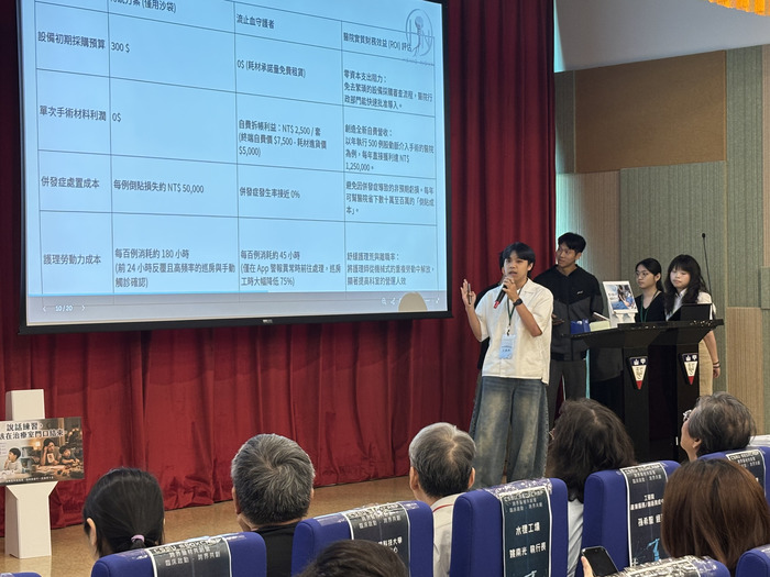 Demo Day上，學生團隊分享跨域醫材創新提案，並與專家交流。圖片