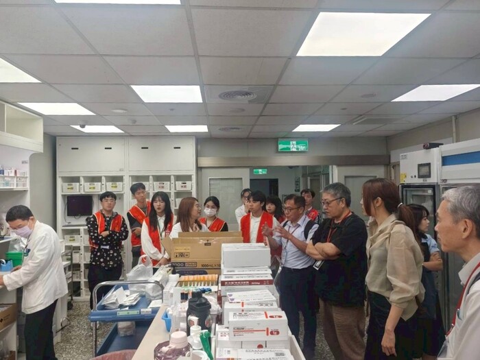 學員參訪中山附醫智慧醫療場域，實地了解智慧藥事與智慧牙醫教育的創新應用。圖片