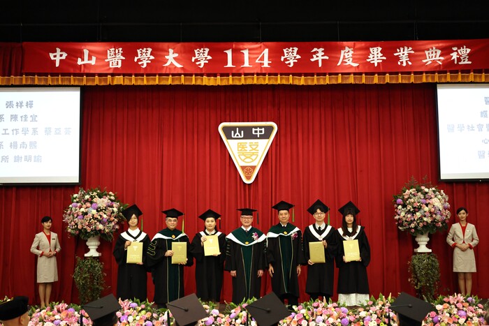 中山醫學大學13日舉行畢業典禮，校長黃建寧(左四)親自向畢業生送上祝福，共同見證108課綱首屆大學生邁向人生新篇章。圖片