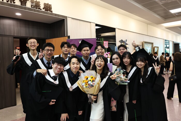 中山醫大13日舉辦畢業典禮，歡送108課綱首屆畢業生。圖片