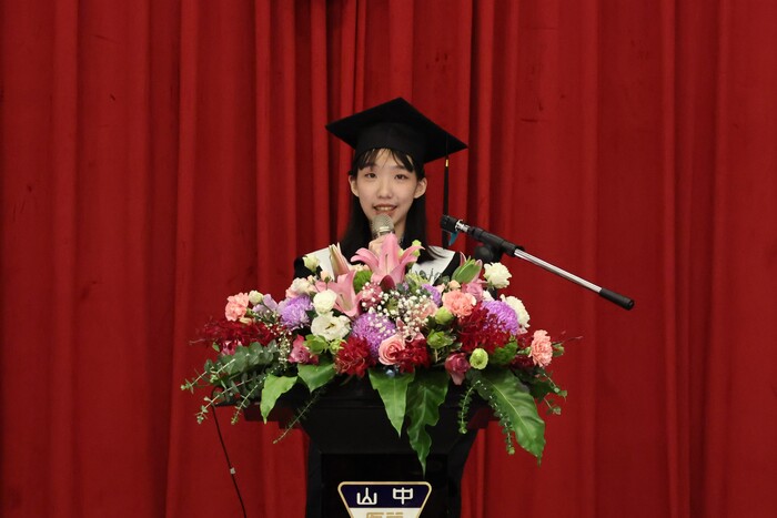 畢業生代表、應用外國語言學系許禎芸以萬花筒比喻大學四年的成長旅程，勉勵同儕相信自己的步調，在探索與嘗試中走出屬於自己的人生道路。圖片