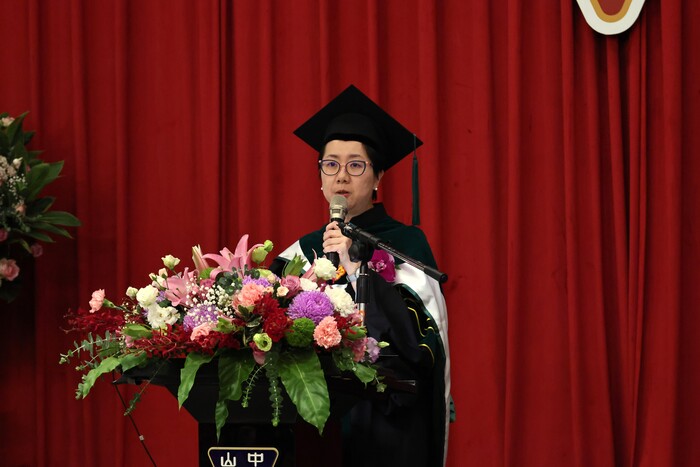 董事長周英香勉勵畢業生保持創新思維與行動力，勇敢迎接人生新篇章的每一道挑戰。圖片