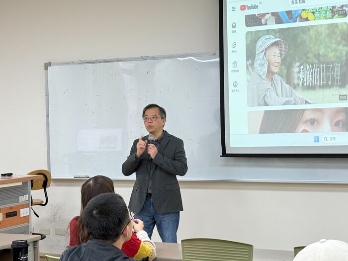 中華電信基金會副執行長高世威肯定學生深入社區的實踐成果。圖片