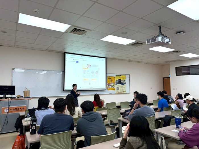 中山醫大通識教育中心主任林培雅於分享會中致詞，強調自主學習與社會實踐的重要性。圖片