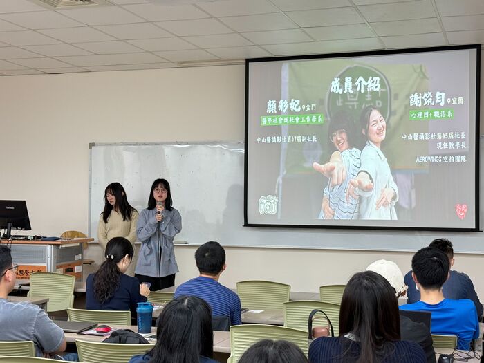 中山醫大學生顏彩妃分享於社區推動「樂齡網紅養成班」的教學歷程與收穫。圖片